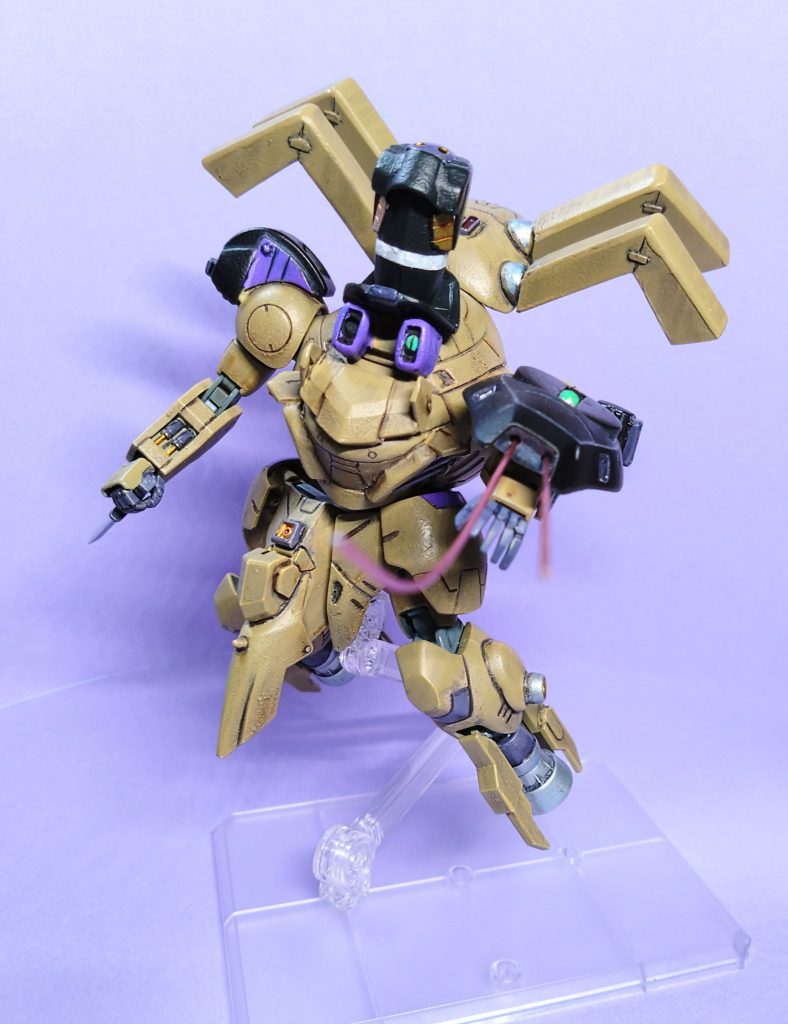 レドーム付き複合シールド内にも、ワイヤー射出装置が2門内蔵されており。攻防一体のトリッキーな攻撃が可能。敵MSの装甲を易々と切り裂く。