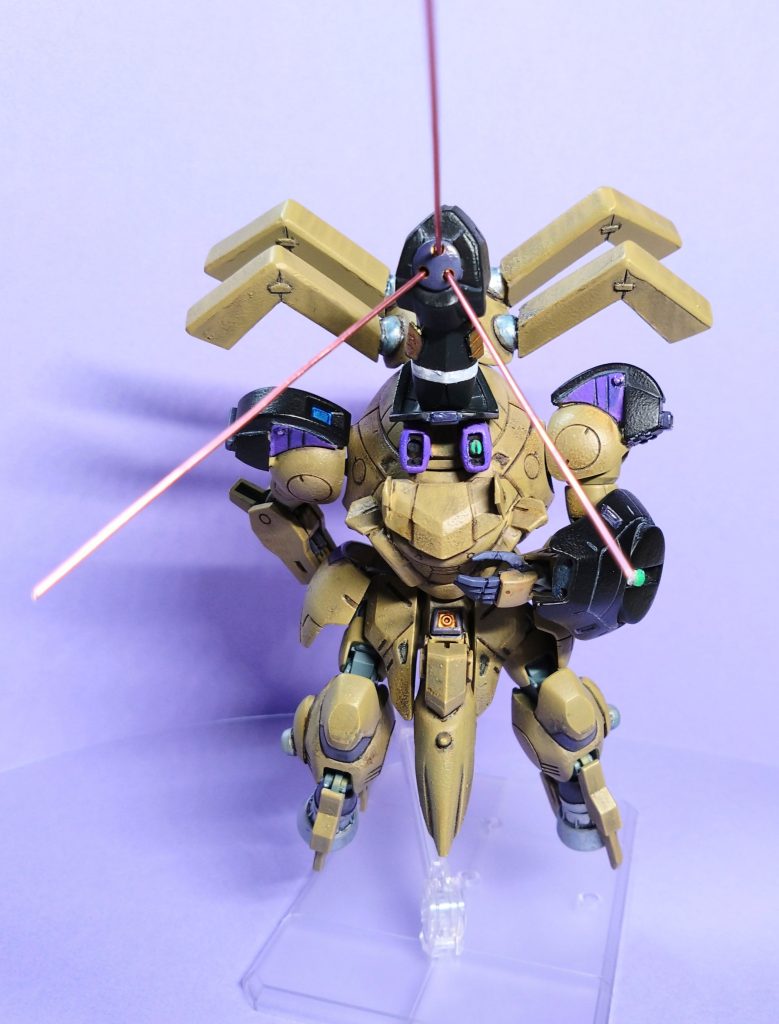 シルクハット状の頭部ユニットは、高振動ワイヤー射出装置となっており。展開させることで、頂部から3本のワイヤーを射出が可能。師であるカラスほどの技量ないが、技術の進歩により。敵にワイヤーを打ち付けた時の跳ね返ってくる衝撃は、本数を減らしたこととシステム制御によりある程度相殺出来るようになっている。『我が師直伝、必殺の切り札をおっ!………とかはやりませんよ。まぁ、バラバラにして差し上げるのは変わりませんが』