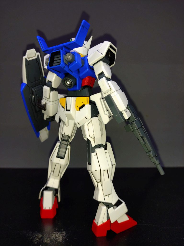 改造というほどでは無いですが、腰サイドアーマーの裏をプラ板で塞ぎ、シールドの保持パーツを変えて腕の横になる様にしました。