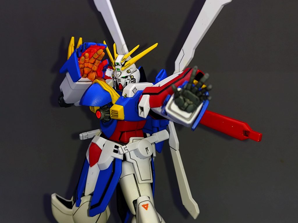 ノーマルの腕は変形用のピンを削っており、変形不可。ゴッドフィンガー用の腕もアームカバーを固定していますので、変形不可です。しかし、マルチプライヤーを開かせると邪魔だなぁ(笑)