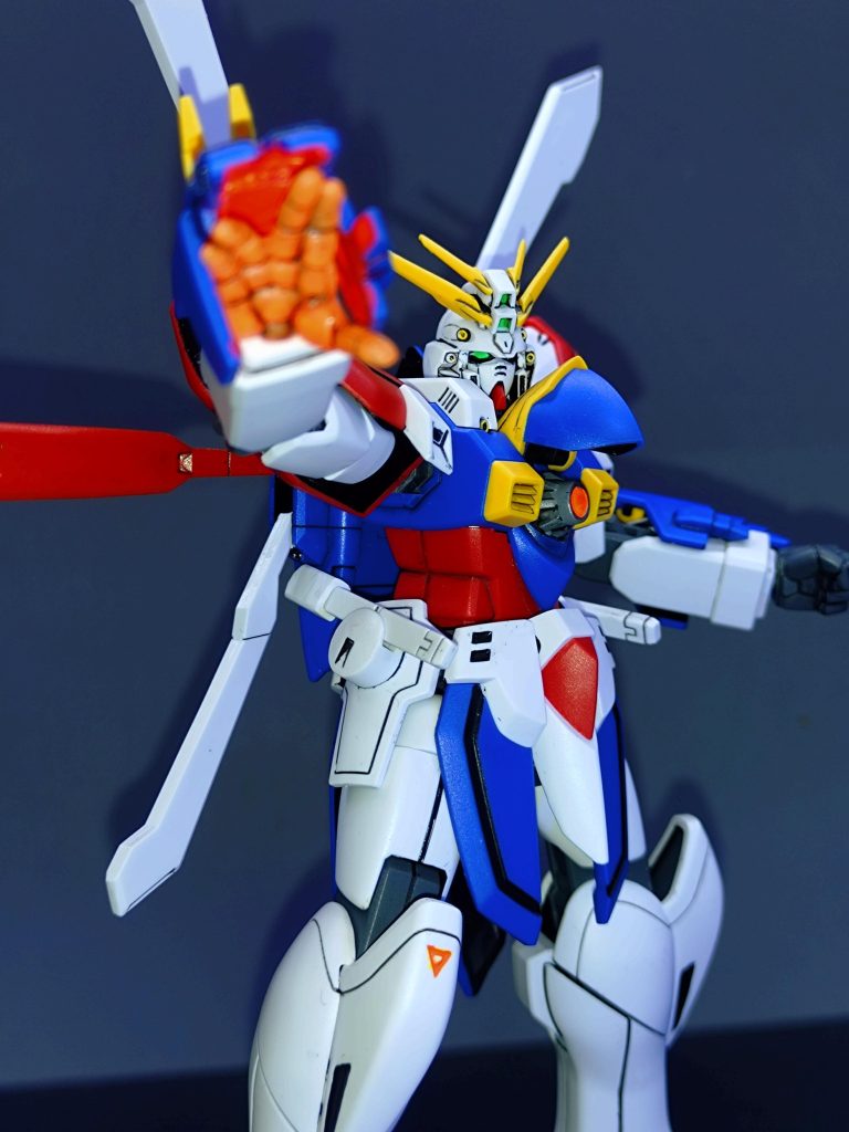 ゴッドフィンガー状態の腕は秋葉原のガンダムショップにて腕だけ別購入して、処理してます。目や頭部センサー、胸部マルチプルプライヤー、アームカバー内等に蛍光カラーを使用しています。分かりにくいですが、アームカバーの指の部分を少し広げています。本当は指に沿うようにしたかったのですが、自分の未熟故に出来ませんでした。