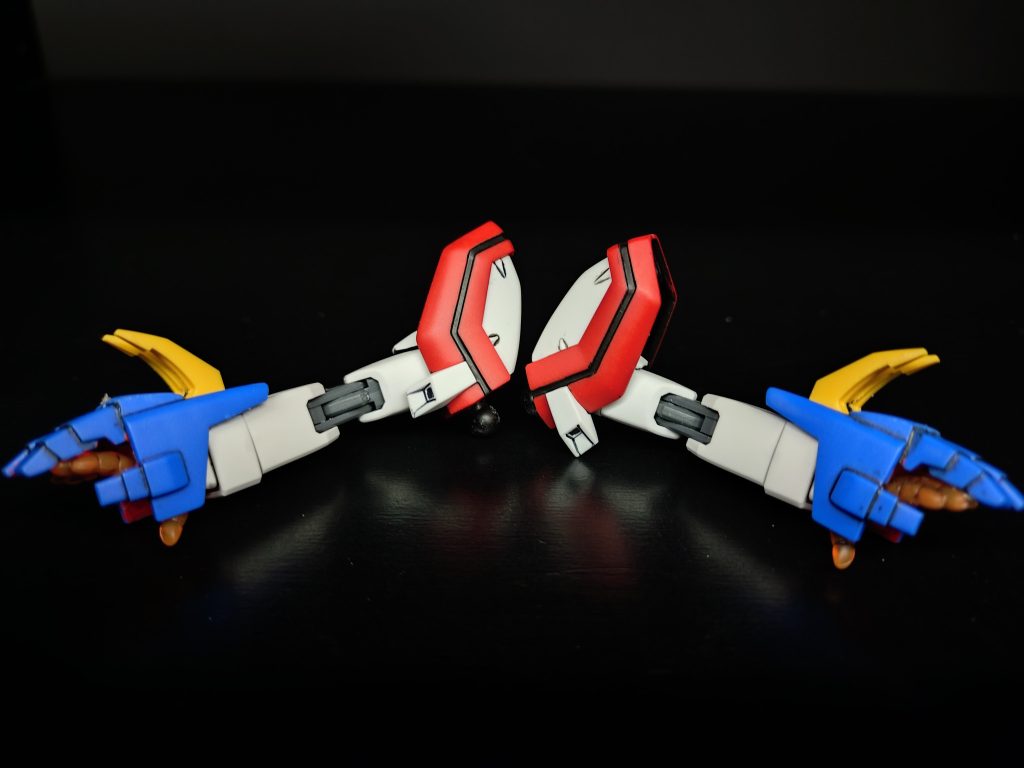 別購入の腕。キットでは中途半端だったアームカバーを完全に手首を覆う様に取付位置を変更。爪を腕に接着をし、そこにアームカバーを取り付けています。