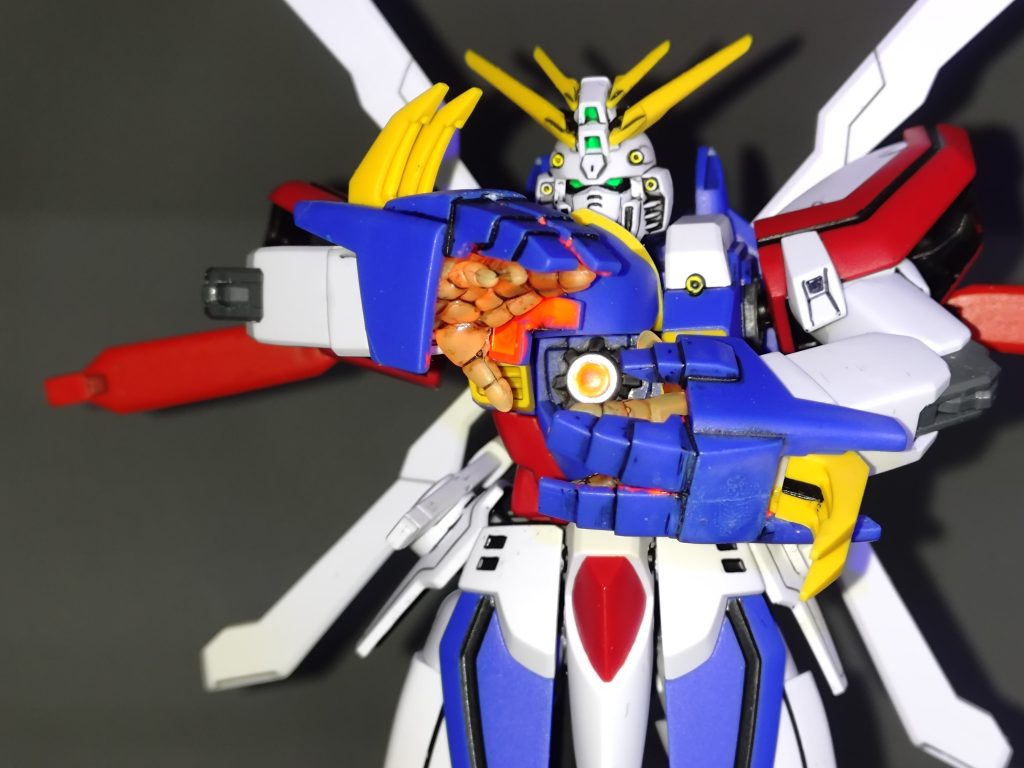 アームカバーの所を向きを変えられる様にしてあるので、ちょっと捻った様なポーズも可能ですが、固定方法が上手く無くてポロポロ落ちるのが困り物です。今後、どうにかしたいポイントです。