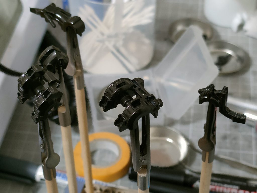 今回はまともにガンプラを始めて4作目となりますが、新しくやってみたこととしてガンダムフレームを下地を吹いてガンメタでスプレー塗装してみました。塗ってる時は「 おぉ!!」と出来に満足しましたが艶消し吹いたら成型色とあまり変わらず(^_^;)でもやった事に意義があると自己完結w