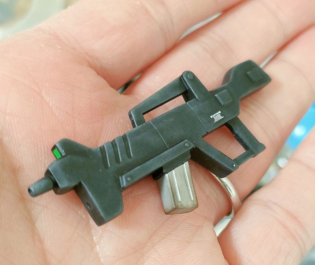 武器はいつも見た目が簡素になりがちなのでこちらもスプレー塗装と筆塗りで仕上げてみました。