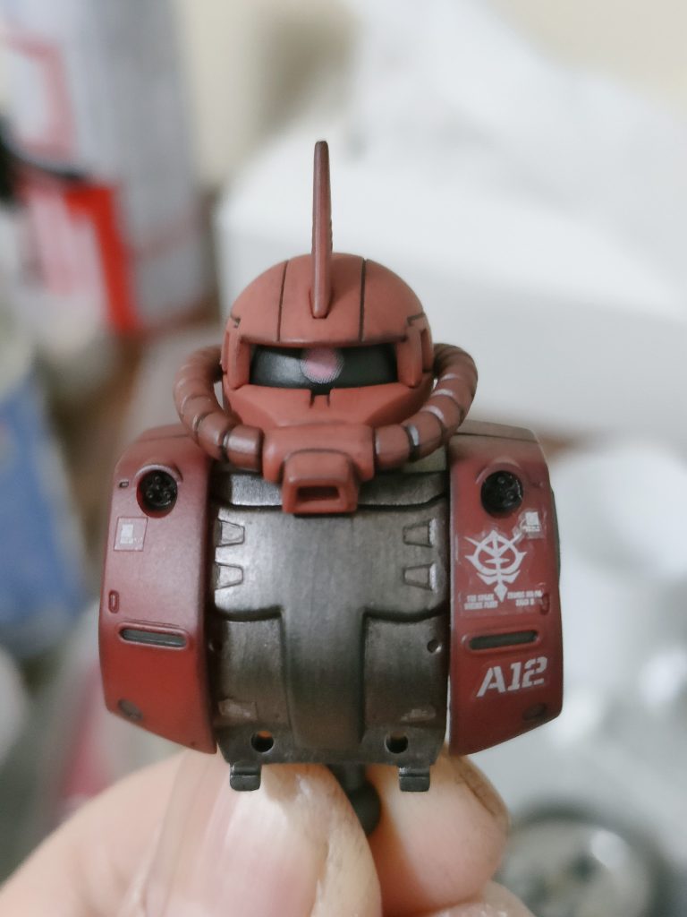 成型色がグレーの部分はつや消し処理をしてもチープな感じが出てしまいそうだったので、胸部や足はガンメタで筆塗りしたあと、さらにウェザリングマスターのススを全面に塗りたくって(笑)金属感を出してみました。