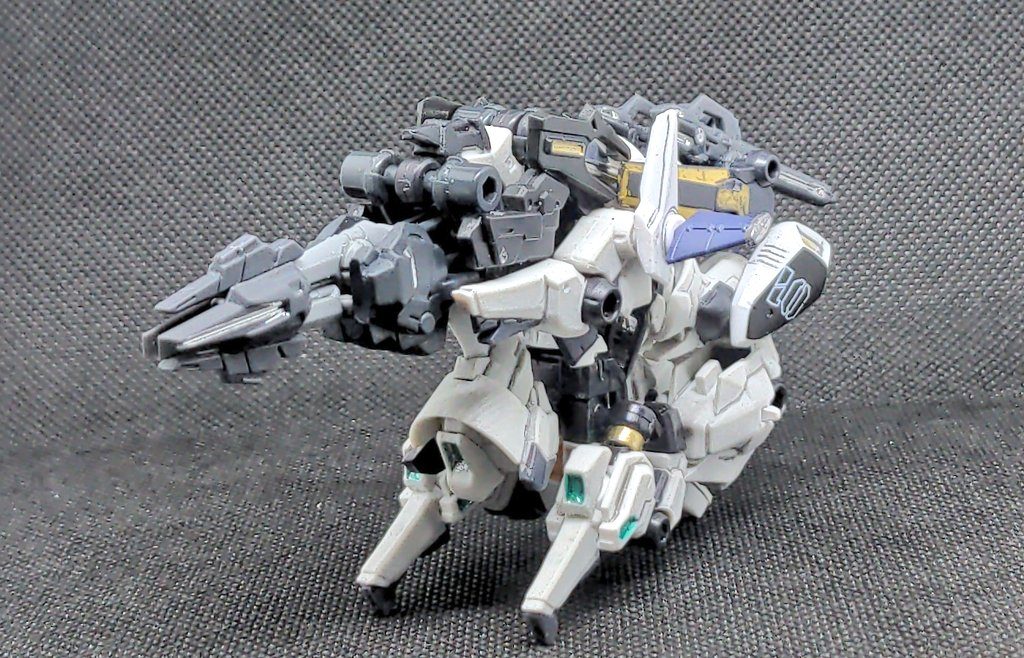 変形した姿。変形時の姿はたまたま見ていたトランスフォーマーのガルバトロンから思いつきました