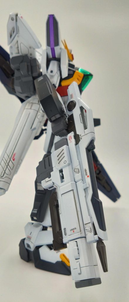 ガンダムDXの専用バスターライフルもさらに拡充性を高くしたライフル装着用ハイパーバズーカは装備していて、新連邦が開発した実弾式の口径420ｍｍ無反動ロケット弾。装弾数は１２発と大容量の装弾パックを使用戦闘において多種多様な弾種をもち戦闘用は炸裂榴弾・散弾や非戦闘用はMS閃光弾・トリモチ弾も使い分けることもできる。弾数使い切ったら本装をパージすることもできる