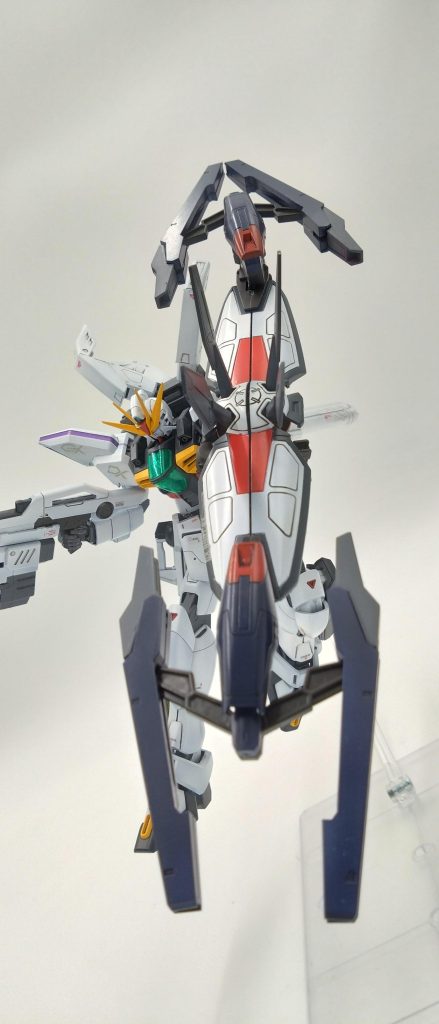 ディバイダ― FBCの盾の両端部大型スラスターにあの弟が乗っていたガンダムアシュタロンとの同じアトミックシザースも展開でき内部にビーム砲も射出も可能更に内部ジェネレータに旧宇宙革命軍が開発したMA用ビーム絶対防御装置『I・フィールド』内臓されており戦艦級のビーム砲を無効化する。