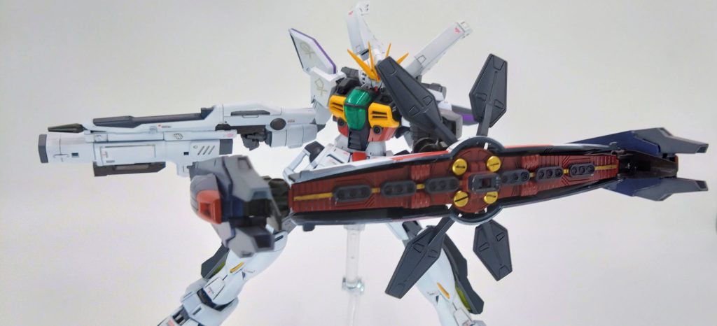 更に中央に二つ割れて射撃する１９連装ビーム砲群『ハモニカ』と更に中央部にあの兄が乗っていたガンダムヴァサーゴと同じメガソニック砲を追加中央部に小型ジェネレータ４基内蔵しハモニカとメガソニック砲の同時収束したビーム砲も打てるその威力はサテライトキャノンと同等の能力を持つが一発しか打てないのとチャージするのにも時間かかるという難点もありそのためにメガソニック砲が使用不能になった場合シザースで格闘補助またはI・フィールドで防御できるようまるであのガロードたちが苦しめた兄弟同士の連携を彷彿した設計思想がうかがえる。