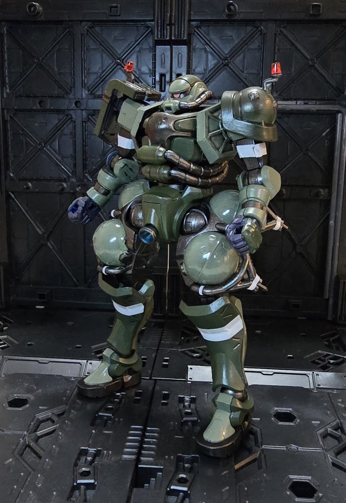 元のザクの色をイメージして塗りましたが、白線を付けると、やはり警察的な感じになってきたので、パトランプも外さず、違う世界線の「軍警」ということで。