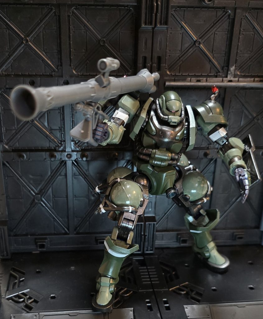 バズーカを構え、敵の位置を確認中。