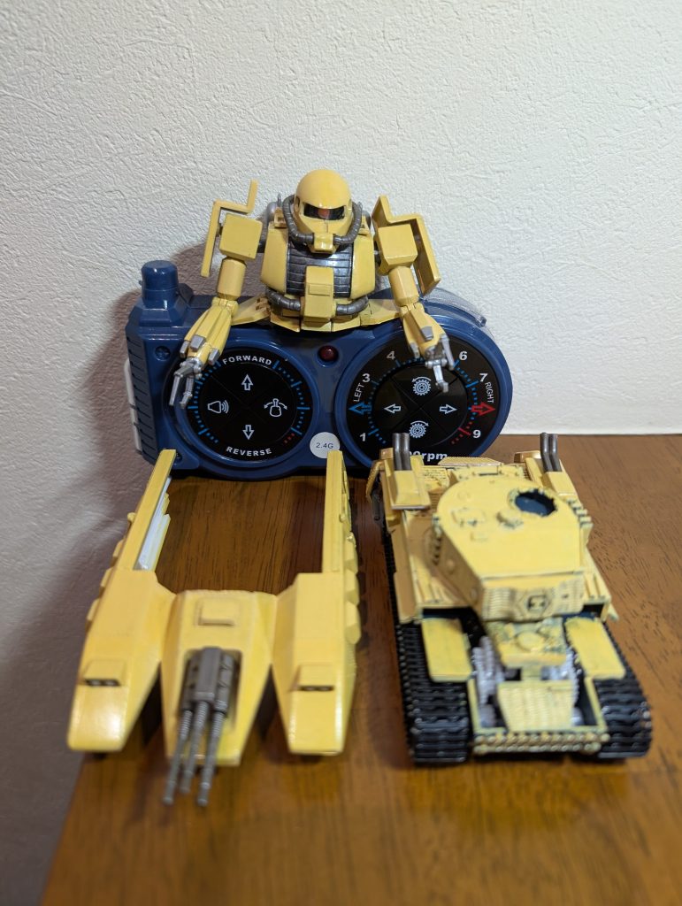 マゼラアタック（マゼラベース）前面を乗せられるように、ティーガーⅠ戦車のラジコン機構は温存しつつ戦車前面を削り込みます。側面は長さが足りなくなるので少し伸ばしつつ、切り分けていおいたマゼラアタックのパーツを貼り付けます。