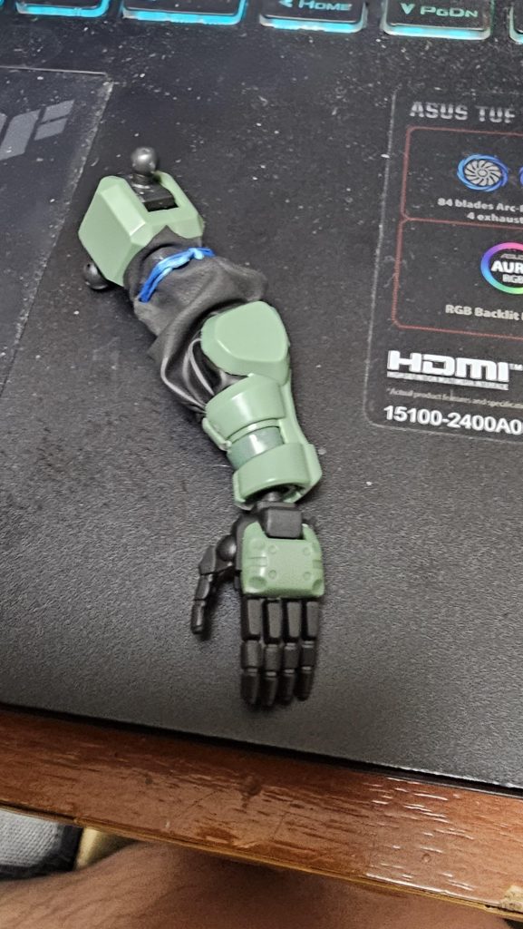 関節部を覆ったあと、釣りで使うPEラインを結んで縛り上げています。