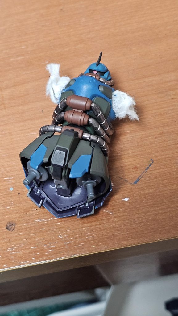 腕部関節はウェットティッシュを乾燥させて嵌め込んでいます