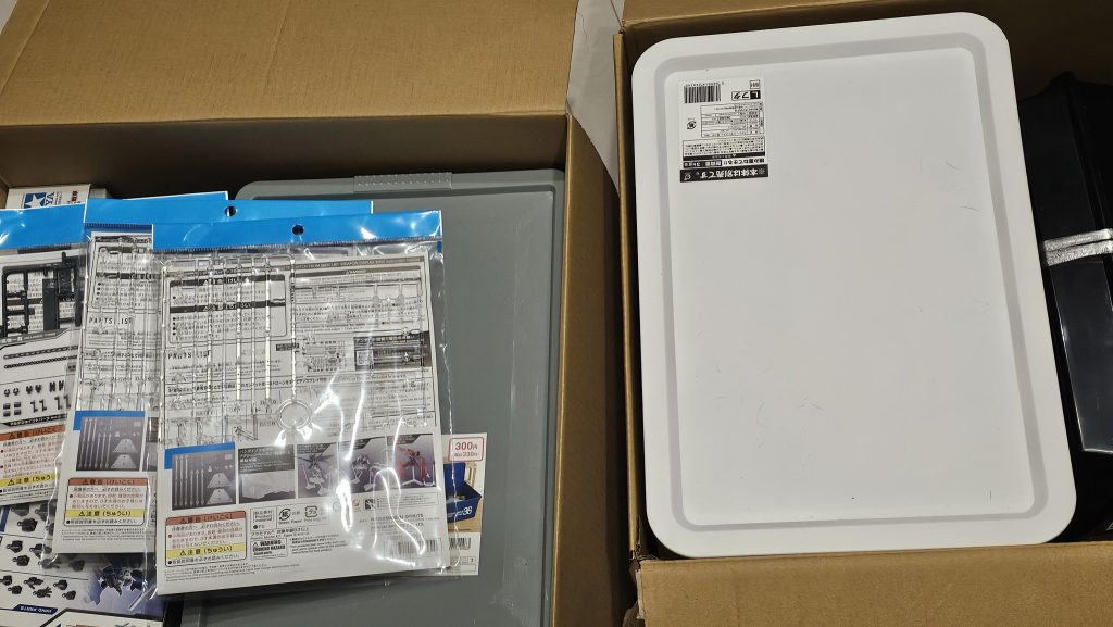 作品名：貰い物<p>今は会社やめちゃった上司がプラモの置場所ないから送料3000円で貰ってくれと言われプラモを貰ったんだがいやいやいやいや。えっぐぅ…。ガンプラ以外にも30mmやらメガミデバイスやらACの武器セットとかも大量に。</p>
