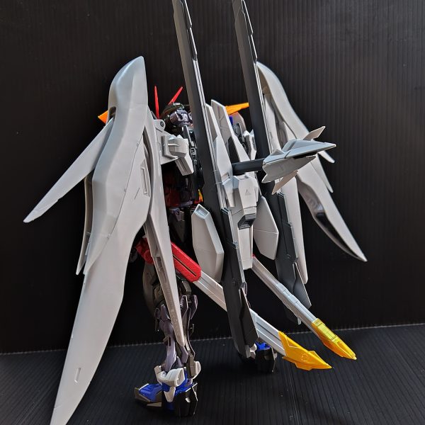 韓国のガンダムベース限定で発売されたアストレイですが、『日本での発売予定は無い』と明記されているため、かき集めたアストレイのジャンクたちと一部無かったアストレイをお年玉で買って塗装前の仮組みまで来ました(^-^)……まぁ…駿〇屋で5万近くかかる所を半値位でなんとかなりましたが……MG全体的に高くなってますね……(&nbsp;߹꒳߹&nbsp;)オリジナルのと同じ色にするのも……と思いつつ何色にしようか悩んでます（3枚目）