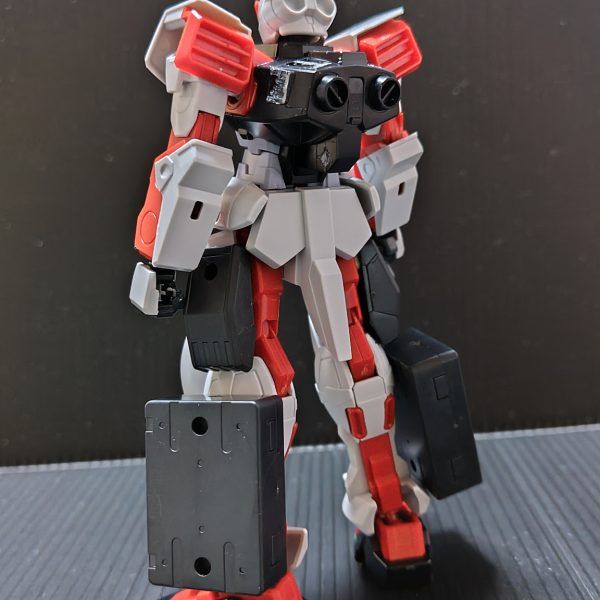 元々は『ビルドダイバーズ』の世界に自分がいたらどんなことをしていたいかなぁ～と思ったのがきっかけで『SEEDのジャンク屋組合に居たいなぁ』と思い立ったところから『そういえばレイスタっていう機体に女性が乗ってるのあったよねぇ』と思い、M1アストレイの在庫もあったのでいざ！挑戦！！と思い勢いでやったら塗装前に『ナニコレ』状態になってしまいました(￣▽￣;)とにかく似ているところが少なすぎて『レイスタ風』にしようかなと頑張った結果がこれです(´・ω・｀)笑ってやって下さい( ´･ω･`)（6枚目）