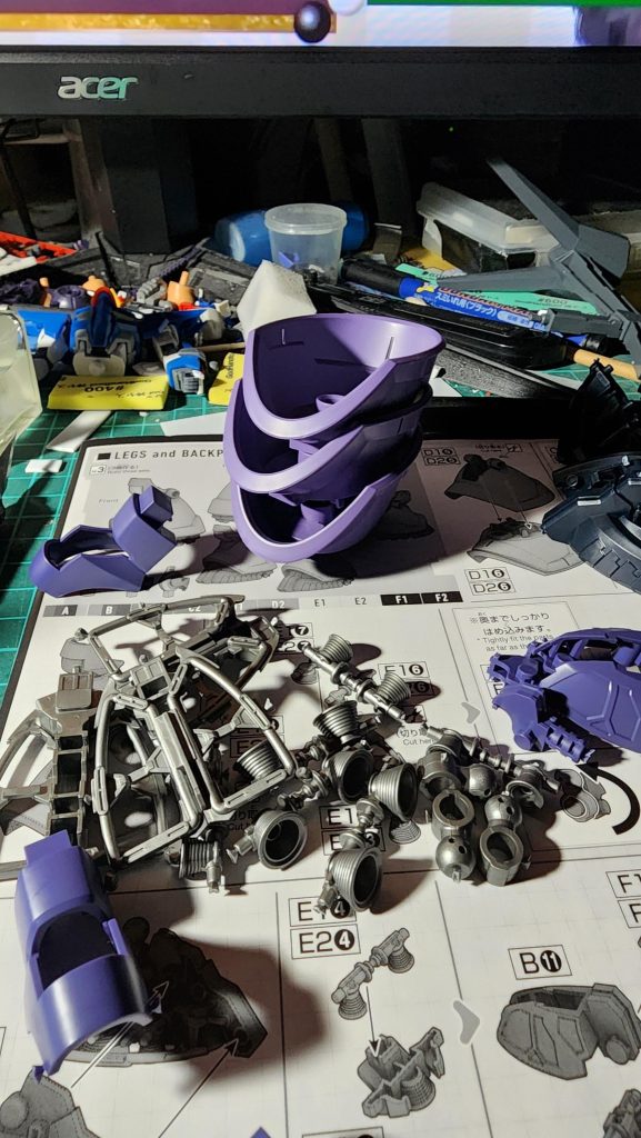 この足パーツ、デビルガンダムのガンダムヘッドの襟？に見えて…