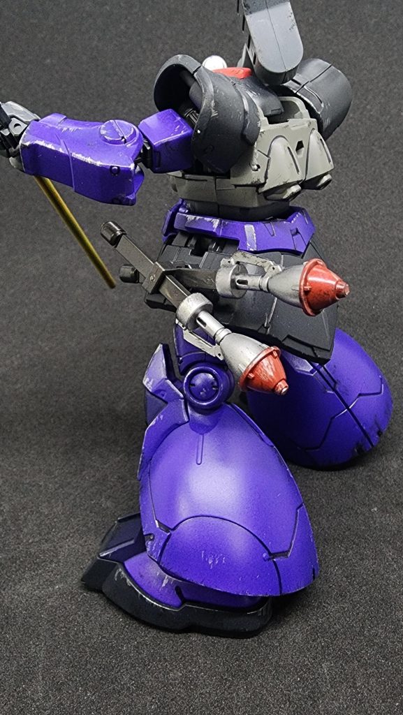 シュツルムファウストはホルダーを接着して片側に2つつけられるようになってます。代わりに背中が穴空き状態ですが(笑)