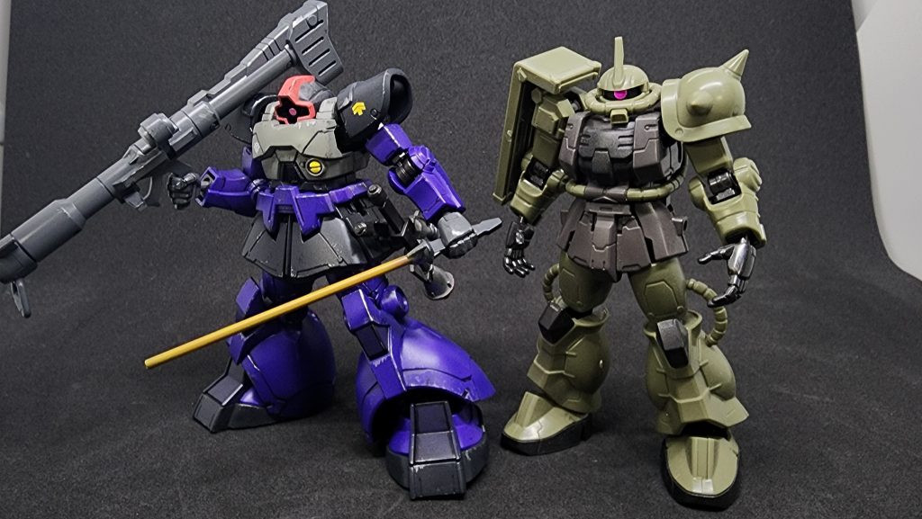 同シリーズのザクII(非可動無加工)と並べてみた。ちょっとずんぐりむっくりになりがちなので、ドムくらいの重MSの方がGフレームは向いてるように感じます。