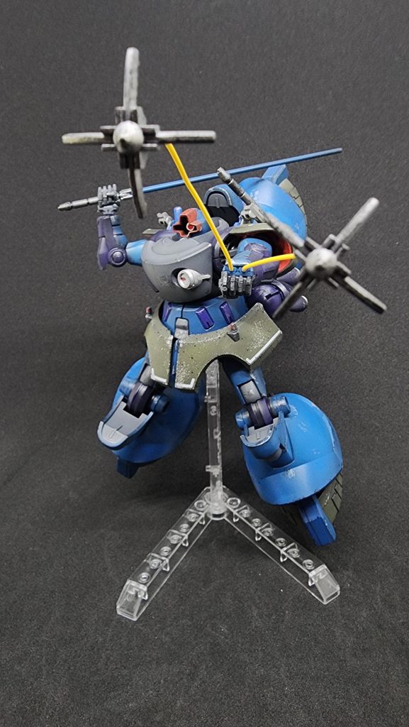 地味にビックリドッキリメカなのでは…となってる手の甲から出てくるアンカーですね。ヒートサーベル(?)は青色にしました。