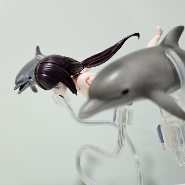 例のアレの原作再現を作りたいんだが、カメラアングルでどう頑張っても怒られそうというゼロシステムの予測がががががうん、作ってから考えようボディは別の美プラから、これを作るためにわざわざもう一個買ってきたイルカは可動ありの方は淡島の水族館で買ったもの、可動なしの方は適当に買ったおもちゃかな…？原作シーンから離れるが、一応着せる水着も用意してありますオプションパーツ（意味深）の合わせ目なら処理済みだけど、本体キットは昨日買ったばかりだから素組みしかしてない。塗装も当然してないからどのみちアナザーコンには間に会えそうにないんだね（2枚目）