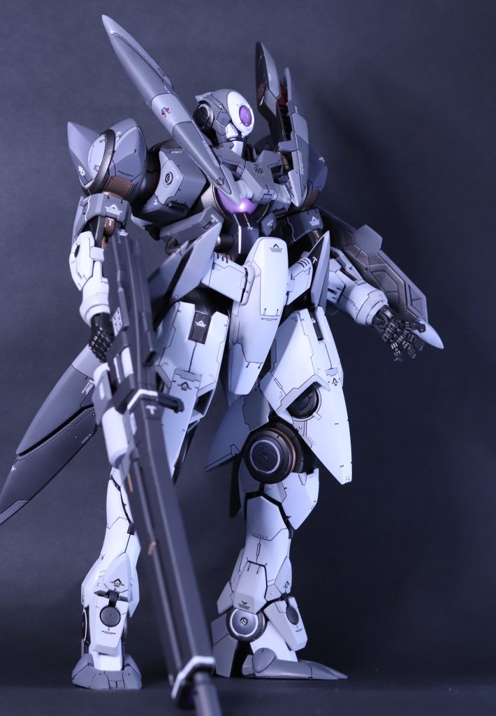 手首、太もも、スネには特徴的なスジボリを入れています。0.15で直線でスジボリし、1.5で中央だけ広げ、中に1mmのプラ棒を接着し、表面を慣らしました。&nbsp;