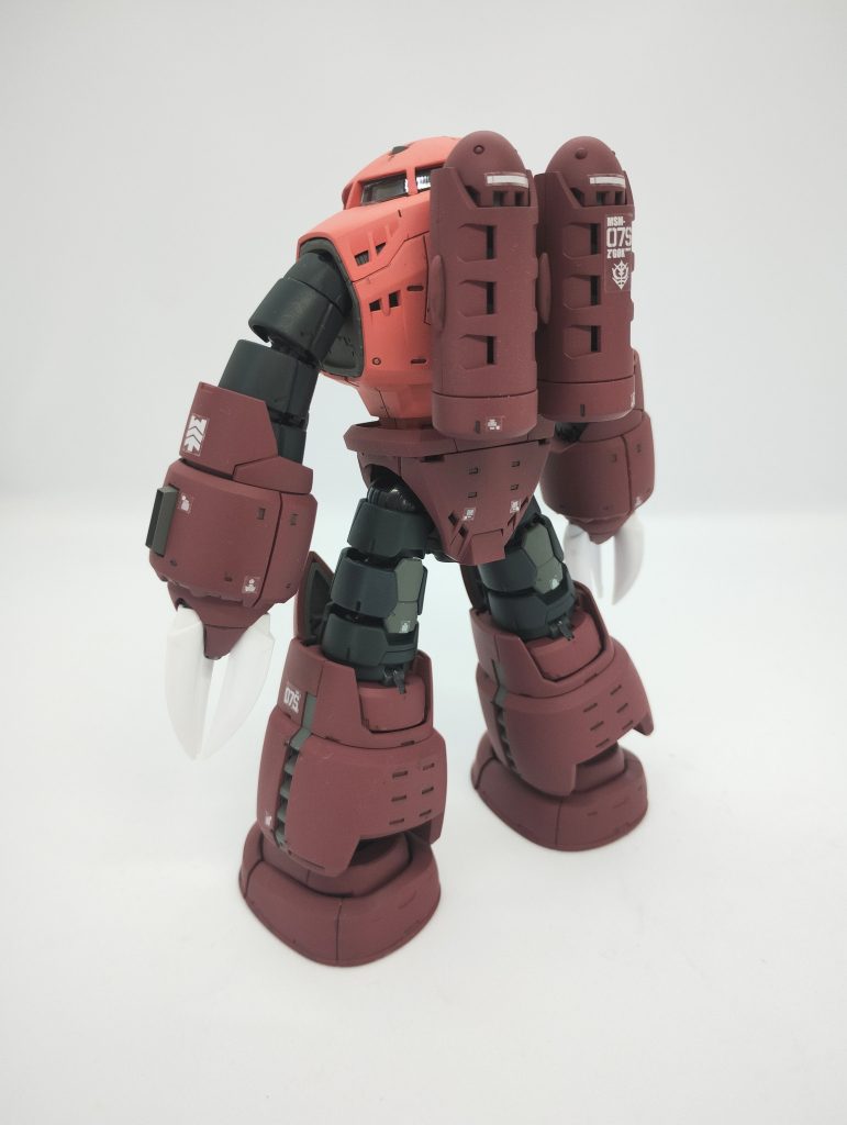 モノアイガードが頭部装甲の上からくっついたような形状だったので、頭部装甲面とツライチになるように成形し、モノアイガード下端に1mmプラ板を貼り延長。延長した分胴体に差し込まれたように見せるため、胴体側に溝を掘り、胴体にはまっている様に改修。モノアイはビルダーズのパーツに置換。足にフラッドホールぽいディテールがあるので、前腕装甲を開口してディテールアップパーツを使ってフラッドホールを追加しましたが、ちょい出っ張りすぎました。