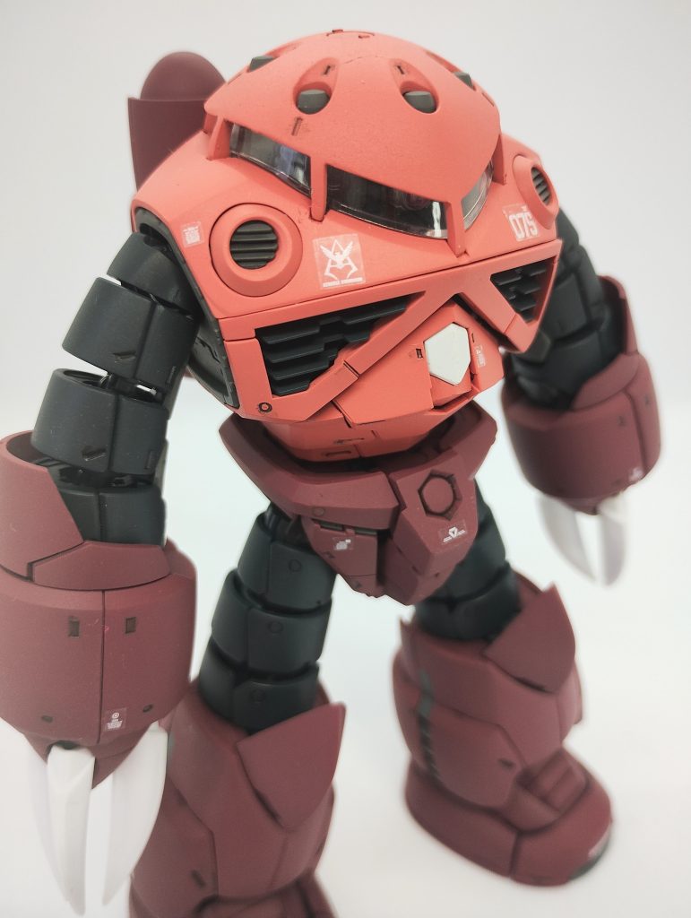 塗装はクレオスラッカーにて。最近シャアのピンクが直球ピンクぽい感じの色指定になっている気がするので、『シャアのピンクはサーモンピンクやろ！』と調色。ちょっと新鮮すぎるサーモンのピンクになってしまいました。もうちょっと彩度下げ明度上げしないと、他の色に比べ鮮やかすぎたかなと。いつもならメタルカラーで色分けする所なのですが、『バリバリ水の中入るし、なんだったら塩水にも入るのに、地金色だったらサビん？きっと全パーツ防錆塗装とかしてるはず』と思って思いとどまりました。塗装も上手くいったので、満足。