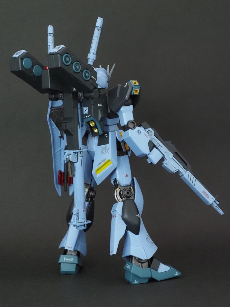 しかし事前の写真からバックパックのマルイチ部はパーツ分けされていないだろうとは予想していましたが、まさかの1パーツ成型・・・モールドも省略されてるし、肉抜き穴まるけだし、3mm穴は後ろ向きで固定だしで大変しょんぼり・・・EGと同じ構造なら9パーツに相当するはずなのに・・・ファンネル基部が固定で横に向けられなかったので30MMのパーツを介してインコムユニットは接続しています。