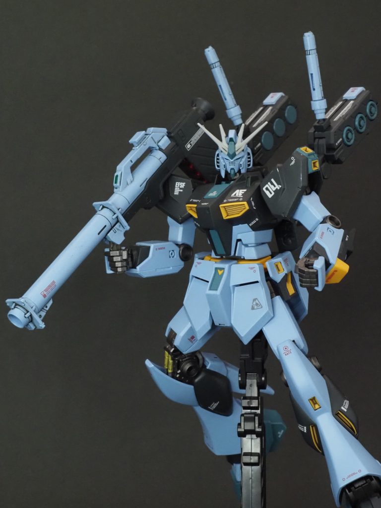 バズーカはHGUCのものを流用。でも量産型νってあんまりバズーカ持ってるイメージないですね。バトオペ2ではバカスカ撃ってたけど。