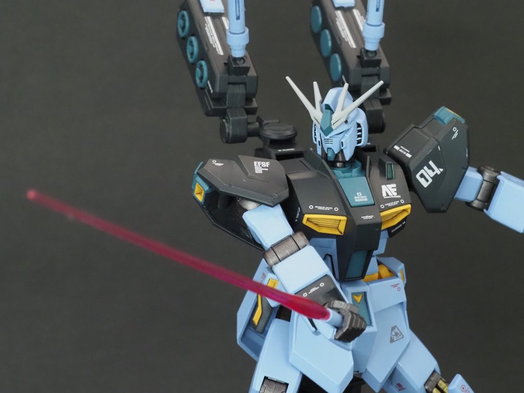 平手の無いEGなのでビームキャノンをハイパービームサーベルとして持つことができないので、サーベルは腕部予備サーベルのみです。