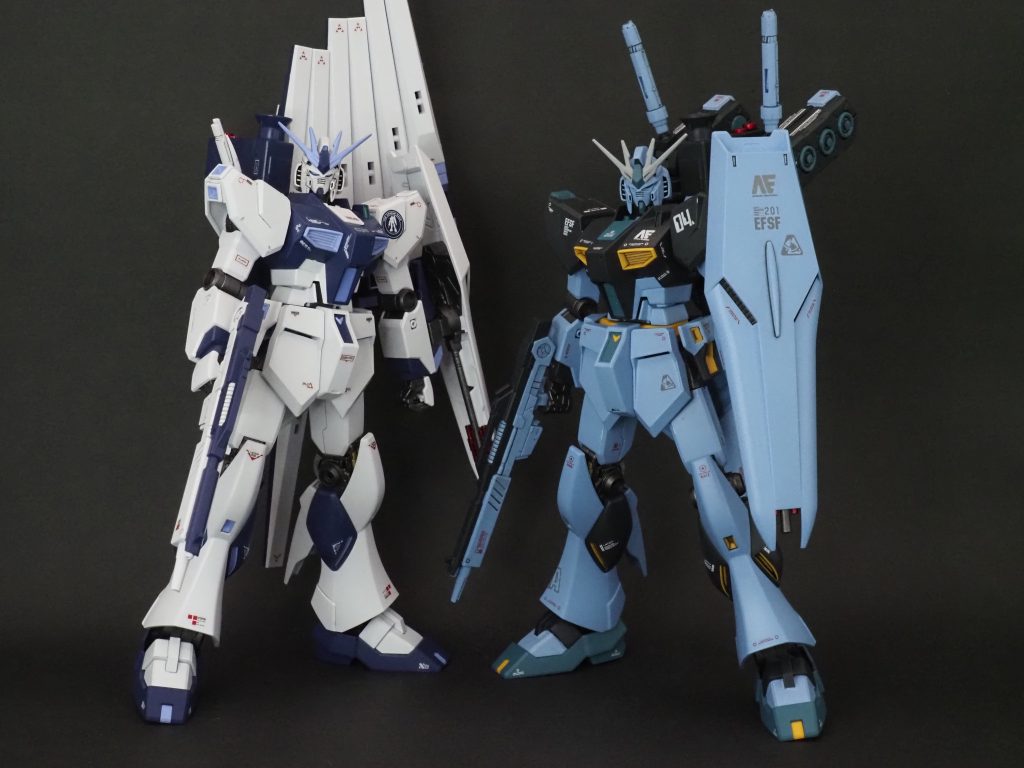 一緒に作ったガンダムベースカラーのフィンファンネル装備と2ショット。量産型νガンダムはキット化は絶望的でしょうが、あの複雑な形状を再現するのは自分の腕では無理なのでこの程度で我慢・・・え・・・?最新の映画で映像作品で出てきた・・・?え・・・?これプラモ発売する流れ・・・?