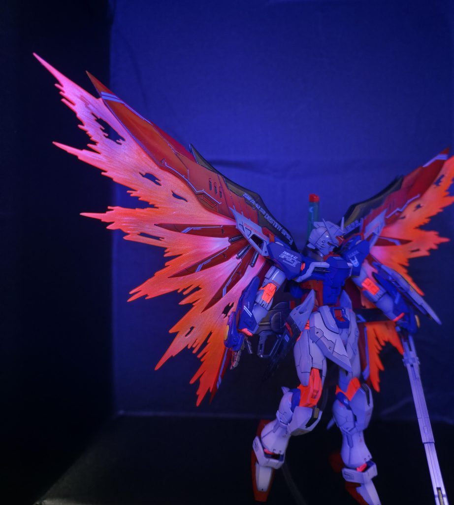 翼のエフェクトと同じように蛍光塗料で塗っているので関節もバッチリ光ります！！