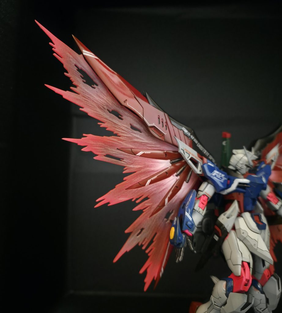 光の翼はガイアさんの蛍光レッド、蛍光ブルー、蛍光ピンク、アルティメットホワイトでグラデーションし上から究極レインボーを吹いて粒子を表現しました！もちろんブラックライトで光るのですが目視でも輝いているように見せたかったのであえて上からスーパースムースクリアを吹いて艶消し状態にしています！