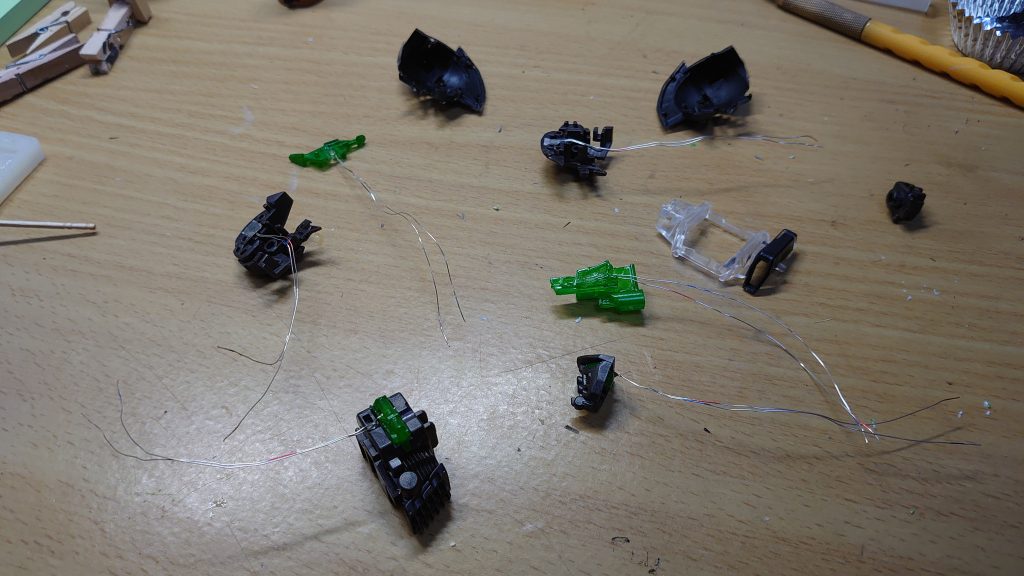 各クリアパーツ部にチップLEDを組み込みました。