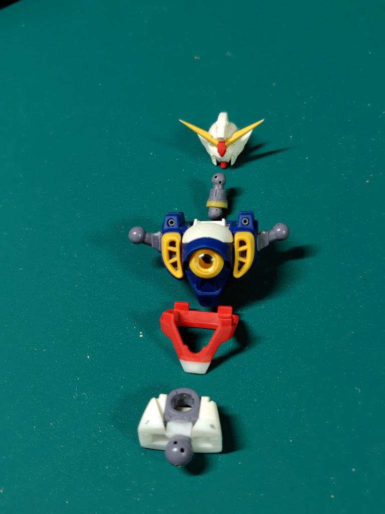 頭部はアンテナと耳の先端をシャープ化、バルカン内側の合わせ目の隙間がやや広かったので、調整しています。首は延長＆後方にオフセット、腰も延長しました。