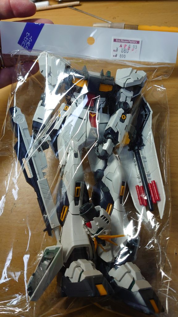 中古ショップに袋詰め状態で発見。ファンネル以外は揃っていそう＆格安だったので即買いしたのですが・・・バリあり＋各箇所に接着あり　で予想以上に復元作業に時間がかかりました。