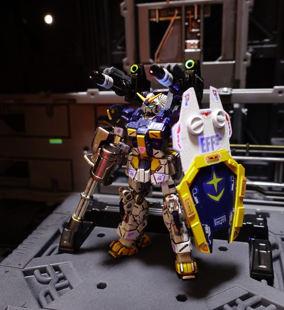 11) コクピットは左右タンデムで着座する珍しい複座型。リニアシートはまだ採用されていない。パイロットをSHINTARO　MORI少尉が、火器管制操作をNAOTO　EGUCHI少尉が担当する。二人は幼少期からオーガスタ研究所で鍛え上げられた強化人間の同級生で、出撃に当たってのMS操作も息がぴったり合っている。その高度な連携からドブロックの性能を十二分に引き出し戦果をあげた、というのがモッパラのウワサだ。