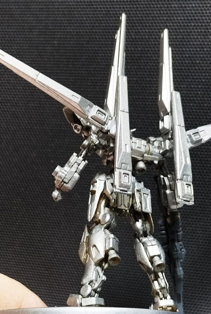 アーティファクトの超絶ディティールは、シルバー一色でもいいかとも思いたくなりますが・・・。