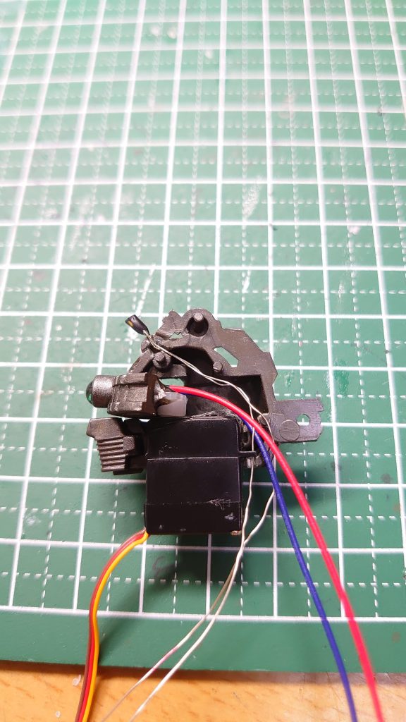頭部にLEDや極小サーボモータ（D1302）を組込みました。くりぬいたスペースに、ちょうどよく収まってくれました。モノアイレールは簡易内部フレームから切り出し、モノアイは透明レジンを盛り付けて立体的にしています。