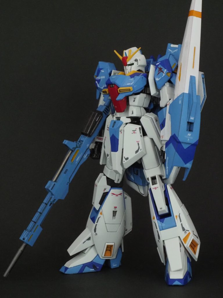 ホビージャパン作例からMS in Action、RGのリミテッドカラーなんかで出てる塗装パターンのやつです。以前にSDでガンダムマーカーを使って作成したことがありましたが、今回は水性ホビーカラーで塗装しています。