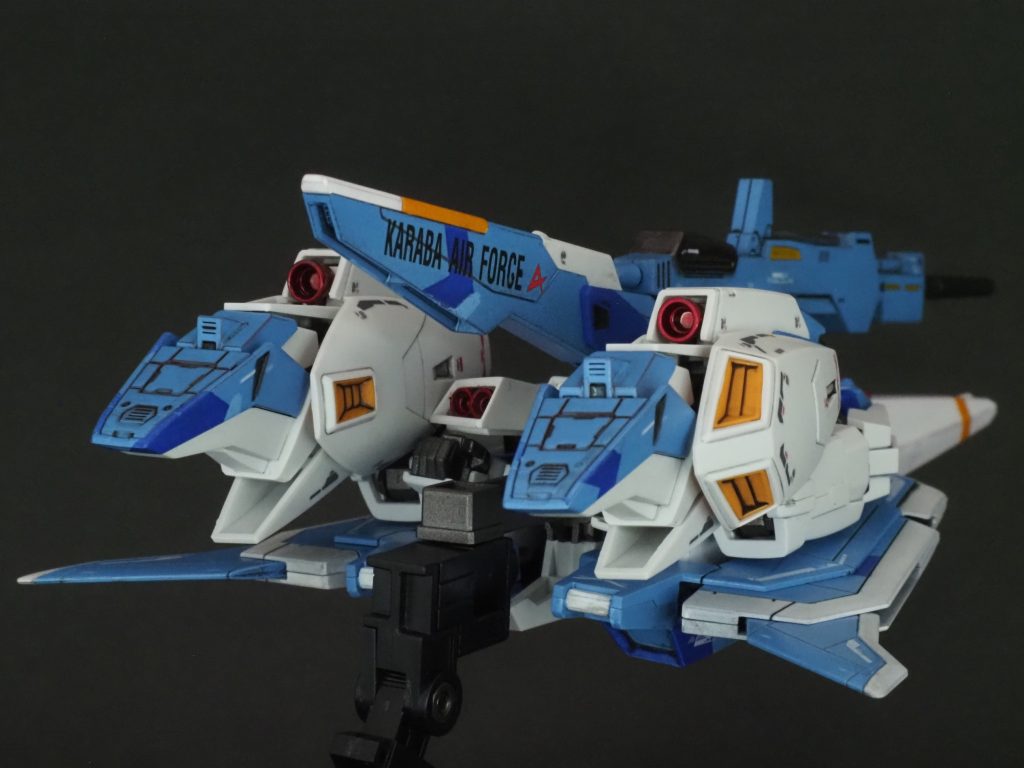 青系統のスプリッター迷彩航空機なのでSu-33味を感じる。