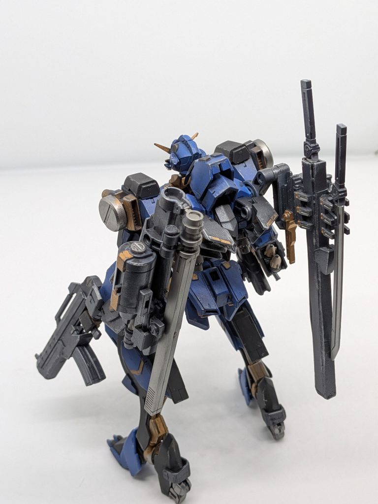 ガンダム・アモン「マズルヴォルフ」大破したガンダム・アモンを改修した姿未確認機の内蔵された武装を擬似的に再現したことにより肩部EMPリアクターユニットとして搭載当時のパイロットの戦闘スタイルに合わせバックパックの肥大化と高推進、高速戦闘を可能に調整されたパイロットのエンブレムをみて口輪をされた狼「マズルヴォルフ」と当時の人々に呼ばれていた