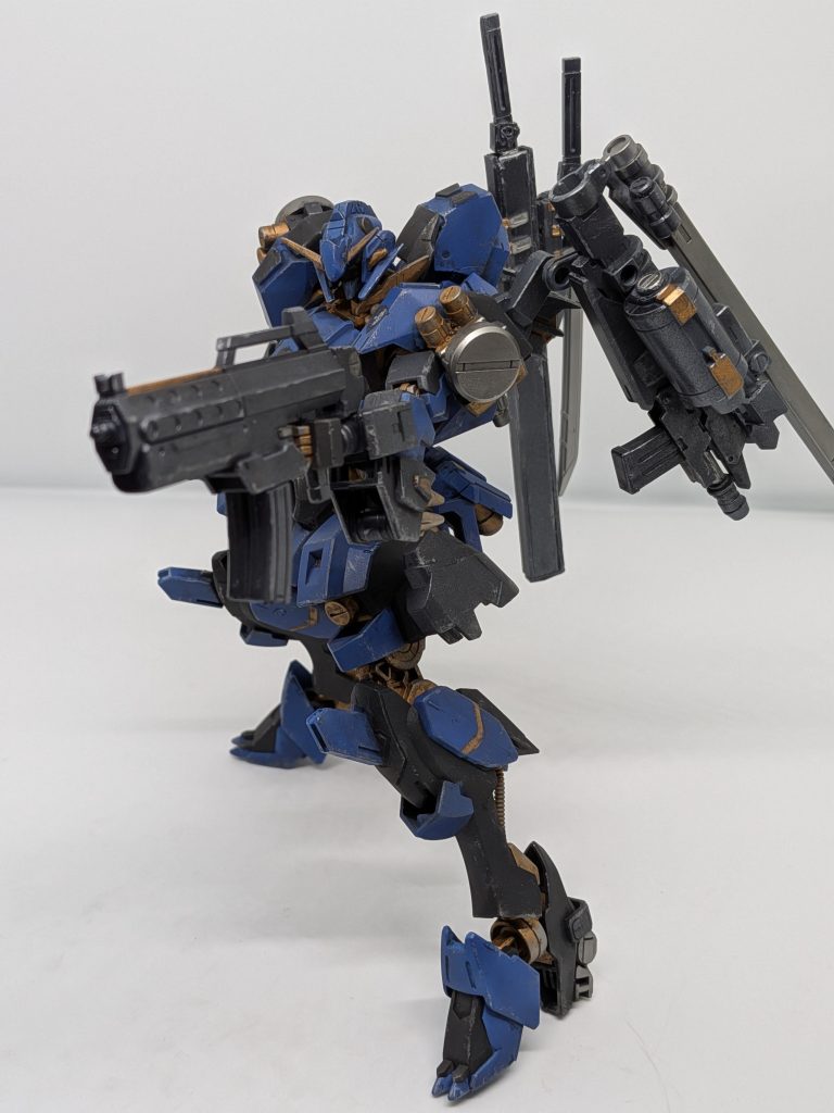 サブマシンガンダブルマガジンの採用により装弾数が多く継戦能力が高く威力はマシンピストルより高い