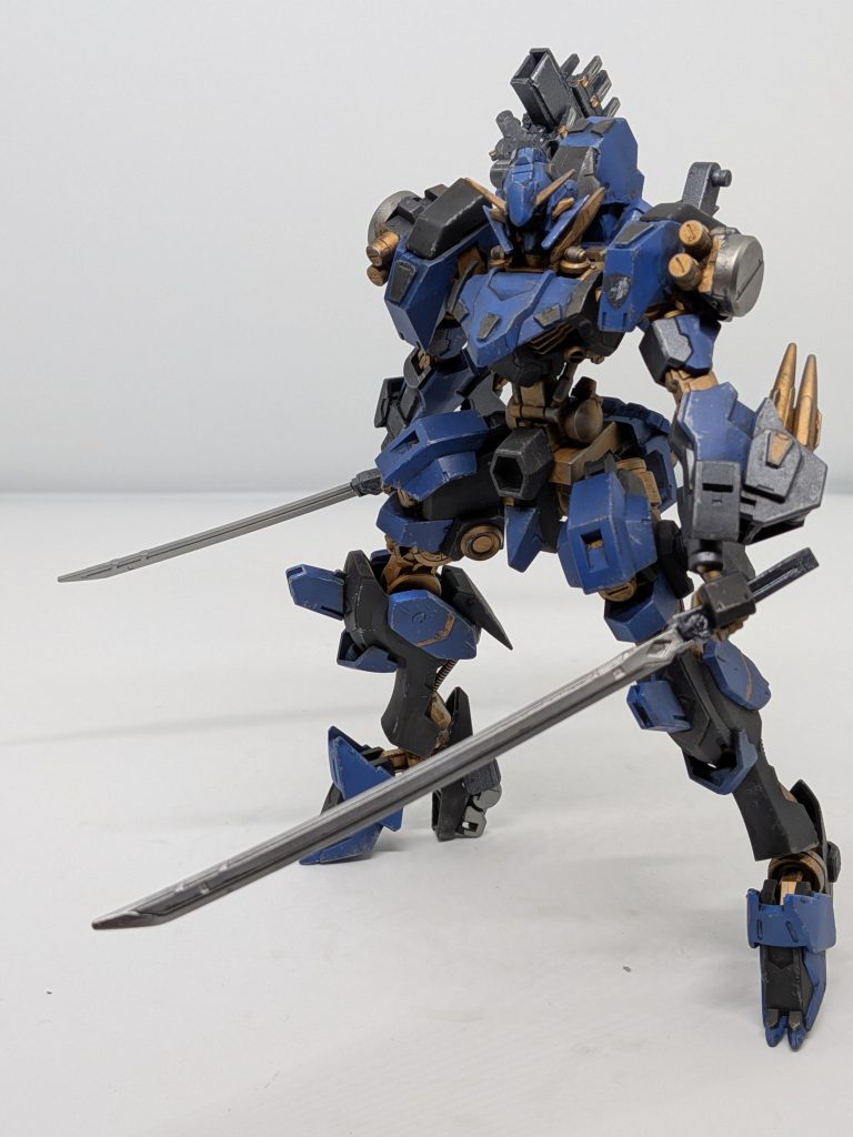 太刀/小太刀対MA・MS戦用の近接武装肩部のEMPリアクターユニットのエネルギーを流し込むことによりナノラミネート反応を起こしMAを両断するその時刀身に青白い電気を纏う