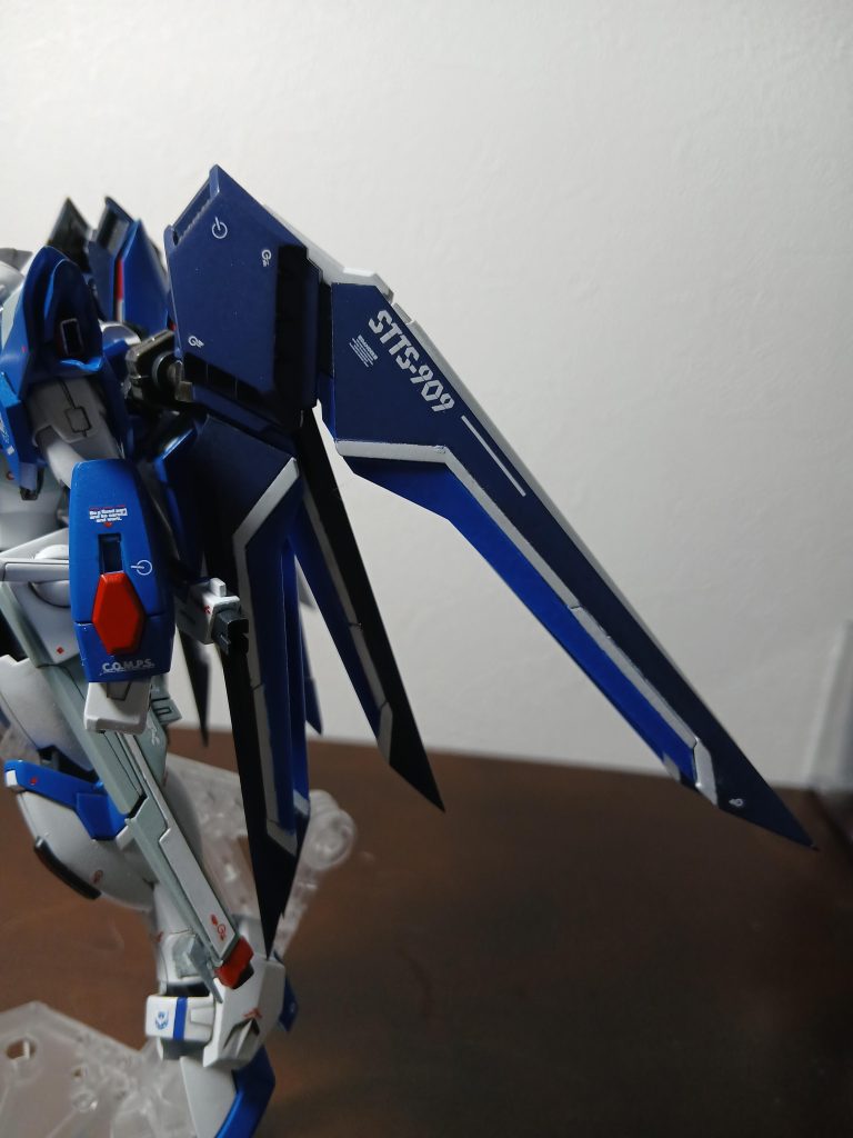 羽、開きます(少しだけ)映画で飛ぶ時に開いてから飛んでくシーンがあったような💦