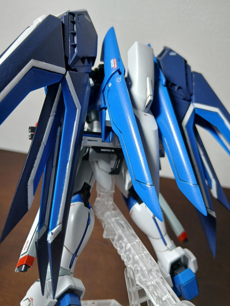 背中のスラスター周りも開きます(gundam-kao6)(少しだけ)