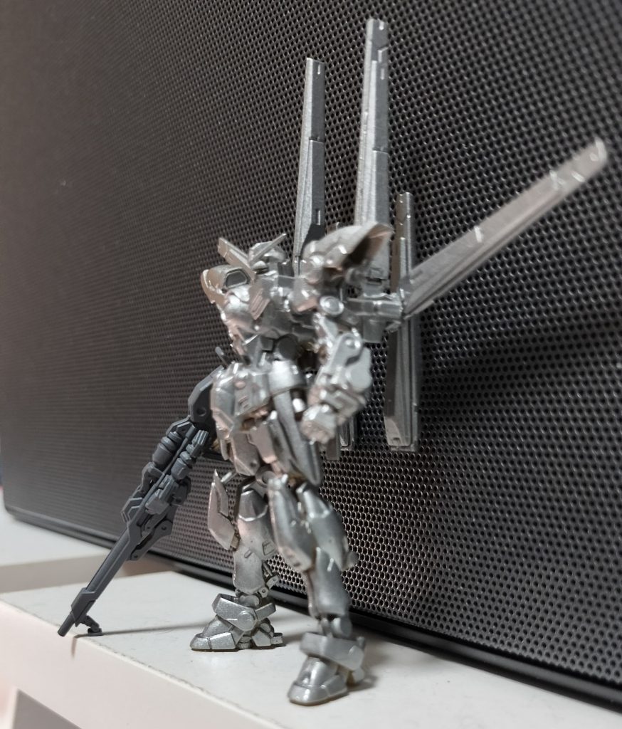 シルエットはいい雰囲気行ったので、なんとか塗装してあげたいところ。ただ、メッキシルバーは塗膜がとてもデリケートで乾燥も遅く、その上からの塗装が悩ましいです。上からアクリル塗料乗せても溶けてドロドロになってしまうし・・・。